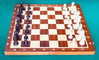 vista lateral do tabuleiro de xadrez de madeira com peças de xadrez  10825202 Foto de stock no Vecteezy